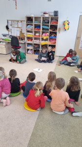 Druháci čtou pohádky ve školce